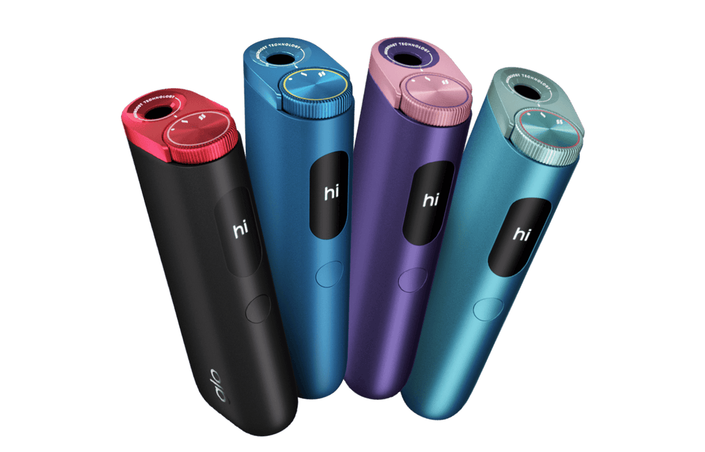 Cuatro elegantes dispositivos electrónicos cilíndricos de color negro, azul, morado y verde azulado se encuentran en posición vertical. Cada uno de ellos tiene un dial circular en la parte superior, una pantalla de visualización que muestra hi y un botón debajo de la pantalla.