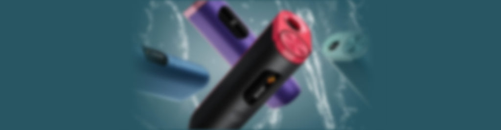 Tres vaporizadores de colores, negro, morado y azul, aparecen suspendidos sobre un fondo verde azulado con rayas blancas abstractas. La imagen está intencionadamente difuminada para que no se distingan los detalles.