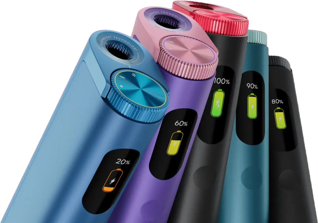 Primer plano de cinco aparatos electrónicos de colores con indicadores digitales de batería en sus pantallas, que muestran diversos niveles de carga. Los aparatos son de color azul, rosa, morado, gris y negro.