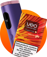 Un dispositivo electrónico morado con la etiqueta hi junto a un paquete rojo y naranja de barritas de tabaco Veo Tobacco Pears, con una advertencia sobre la nicotina en español, todo ello sobre un fondo circular naranja.