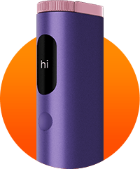 Dispositivo electrónico cilíndrico de color morado con la parte superior rosa y una pantalla negra en la que aparece la palabra hi, sobre un fondo circular naranja.