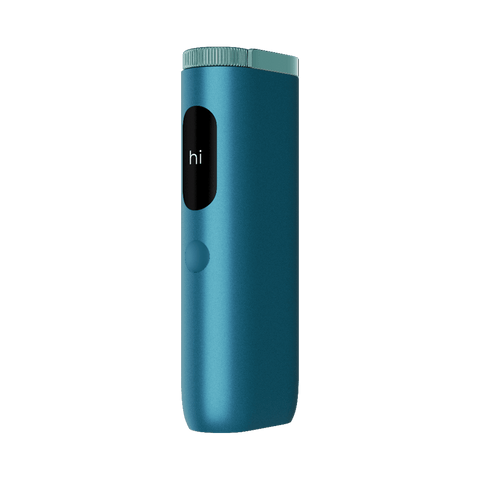 El glo™ Hyper Pro de glo™ es un dispositivo elegante, azul y cilíndrico con una parte superior metálica, diseño minimalista, pantalla de visualización que muestra "hola" y un único botón redondo debajo de la pantalla.
