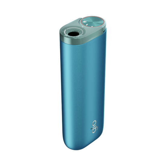 El glo™ Hyper Pro de glo™ es un elegante dispositivo de color azul metálico con bordes redondeados, una esfera circular y una pequeña abertura superior, etiquetada como "glo" cerca de la parte inferior.
