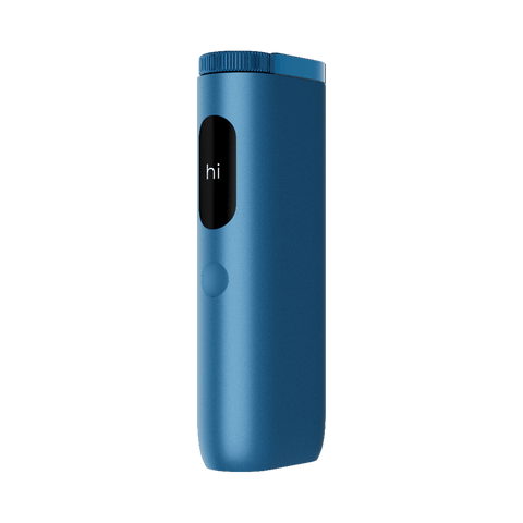 El glo™ Hyper Pro de glo™ es un elegante dispositivo electrónico rectangular de color azul con borde curvo, diseño minimalista, pequeño botón redondo y pantalla ovalada que muestra "hi.