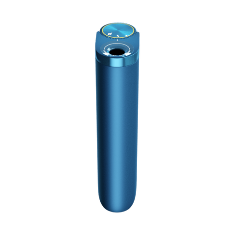 El glo™ Hyper Pro de glo™ es un elegante dispositivo cilíndrico de color azul con un borde dorado circular en la parte superior y una abertura central, que se muestra sobre un fondo blanco liso.