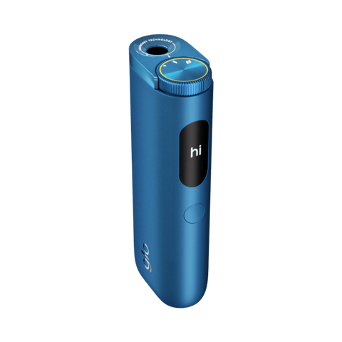 Un dispositivo electrónico cilíndrico azul, glo™ Hyper Pro, cuenta con una pequeña pantalla que muestra "hi", un botón superior circular y la marca glo™ cerca de su base.