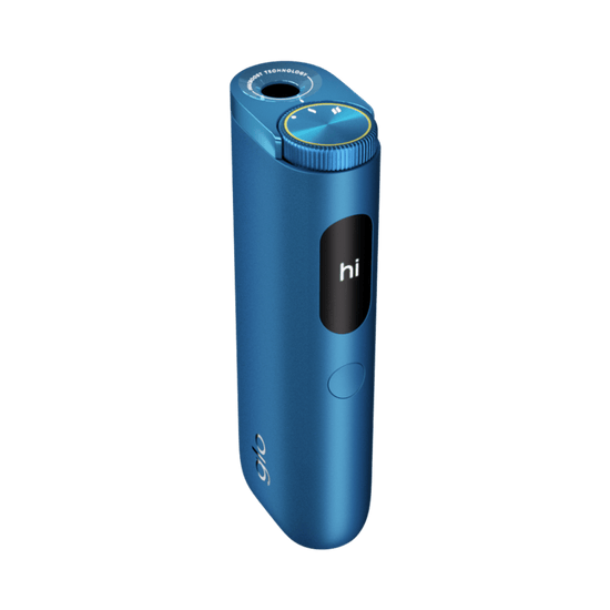 Un dispositivo electrónico cilíndrico azul, glo™ Hyper Pro, cuenta con una pequeña pantalla que muestra "hi", un botón superior circular y la marca glo™ cerca de su base.