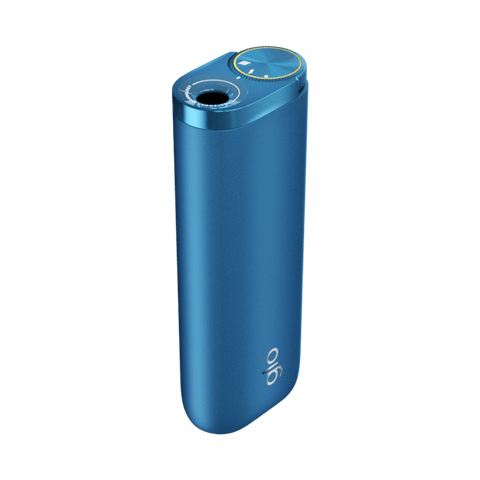 Un elegante dispositivo cilíndrico de color azul metálico con la parte superior redondeada, un botón circular y una pequeña abertura. La marca glo™ está impresa cerca de la base. Producto: glo™ Hyper Pro.