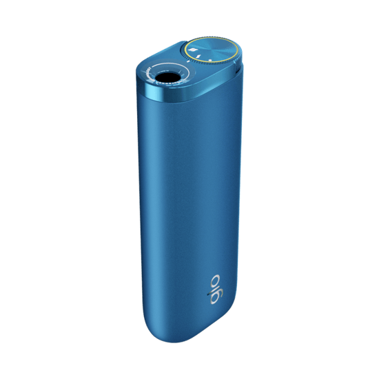 Un elegante dispositivo cilíndrico de color azul metálico con la parte superior redondeada, un botón circular y una pequeña abertura. La marca glo™ está impresa cerca de la base. Producto: glo™ Hyper Pro.