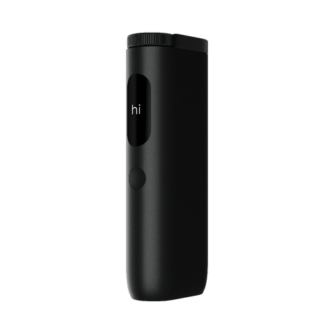 El glo™ Hyper Pro de glo™ es un elegante dispositivo cilíndrico negro de diseño minimalista, con una pequeña pantalla que muestra "hi" y un único botón circular debajo. Su parte superior plana realza su aspecto moderno.
