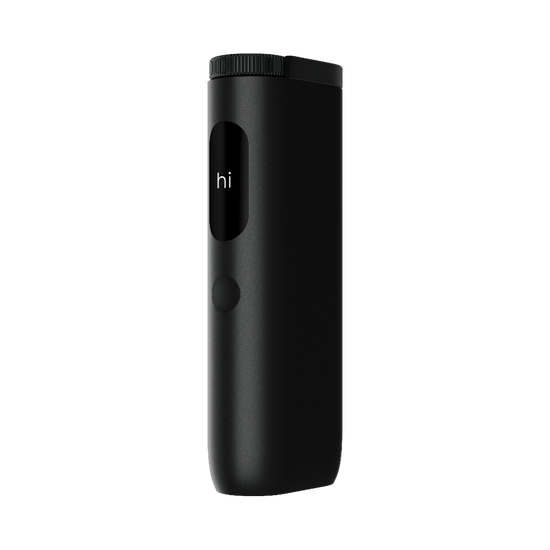 El glo™ Hyper Pro de glo™ es un elegante dispositivo cilíndrico negro de diseño minimalista, con una pequeña pantalla que muestra "hi" y un único botón circular debajo. Su parte superior plana realza su aspecto moderno.