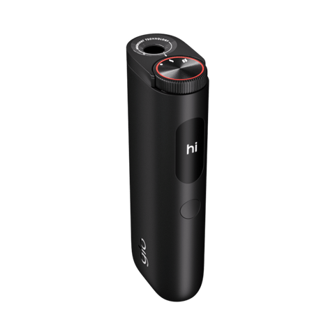 El glo™ Hyper Pro es un elegante dispositivo electrónico negro con un dial superior circular, una pantalla digital que muestra "hi" y el logotipo glo™ cerca de la base. Destaca por su diseño minimalista y moderno.