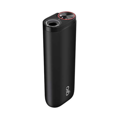 El glo™ Hyper Pro de glo™ es un dispositivo elegante, negro y cilíndrico con bordes redondeados, un botón circular y un dial en la parte superior, y el logotipo "glo" en la parte frontal.