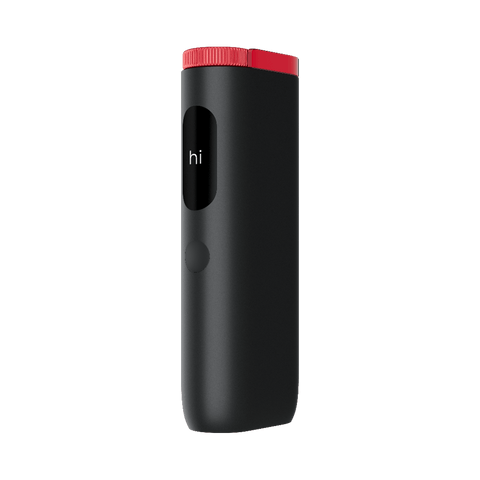 El glo™ Hyper Pro de glo™ es un elegante dispositivo de mano negro con la parte superior roja, que presenta una pequeña pantalla en la que se lee "hola" y un único botón redondo debajo de la pantalla, que se muestra sobre un fondo claro liso.