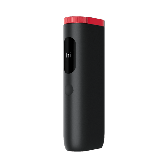 El glo™ Hyper Pro de glo™ es un elegante dispositivo de mano negro con la parte superior roja, que presenta una pequeña pantalla en la que se lee "hola" y un único botón redondo debajo de la pantalla, que se muestra sobre un fondo claro liso.