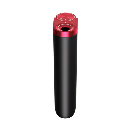 El glo™ Hyper Pro de glo™ es un elegante dispositivo cilíndrico de color negro con la parte superior de color rojo metálico, esfera circular y una pequeña abertura, que se muestra sobre un fondo blanco liso.
