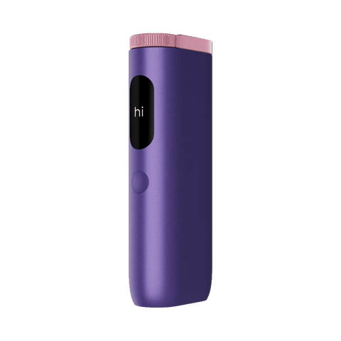 Te presentamos el glo™ Hyper Pro de glo™, un elegante dispositivo morado con la parte superior rosa, diseño minimalista, un único botón redondo bajo una pequeña pantalla negra que muestra "hi.