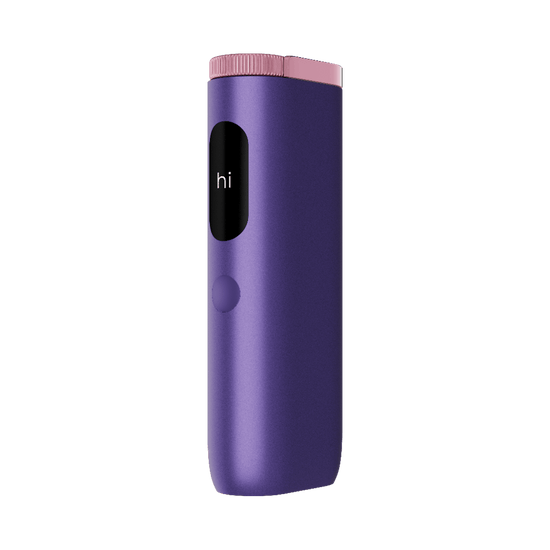 Te presentamos el glo™ Hyper Pro de glo™, un elegante dispositivo morado con la parte superior rosa, diseño minimalista, un único botón redondo bajo una pequeña pantalla negra que muestra "hi.