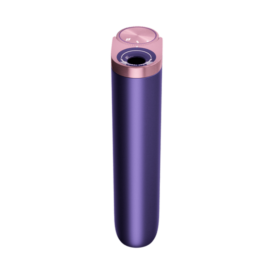 El glo™ Hyper Pro de glo™ es un elegante dispositivo cilíndrico de color púrpura con la parte superior en oro rosa metalizado, abertura circular y símbolos de botones, que se muestra sobre un fondo blanco liso.