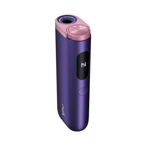 Un elegante dispositivo electrónico glo™ Hyper Pro de color morado y rosa con una pequeña pantalla que muestra "hola", un botón superior circular y el logotipo glo™ cerca de la base.