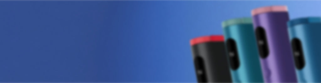 Cuatro coloridos objetos cilíndricos con botones se muestran difuminados sobre un fondo azul degradado; sus colores incluyen el negro, el verde azulado, el morado y el azul, con toques de rojo y rosa.