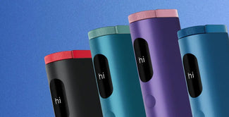 Cuatro coloridas botellas reutilizables con diales en cada una, una al lado de la otra sobre un fondo azul. Las botellas son de color negro con detalles en rojo, verde azulado con detalles en verde, morado con detalles en rosa y azul con detalles en azul.
