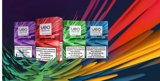 Cuatro coloridas cajas de productos de nicotina sin tabaco Veo -morada, roja, verde y azul- se muestran una al lado de la otra sobre un fondo vibrante, abstracto y multicolor. Las etiquetas de advertencia son visibles en cada caja.
