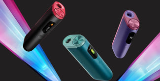Tres coloridos dispositivos electrónicos cilíndricos flotan sobre un fondo oscuro con vetas de luz azul y rosa, y muestran pantallas digitales con diversos iconos y saludos.