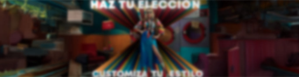 Imagen borrosa con una persona de pie en el centro, líneas radiales de colores en el fondo y texto grande en español en la parte superior e inferior. El escenario parece ser un espacio interior ecléctico.