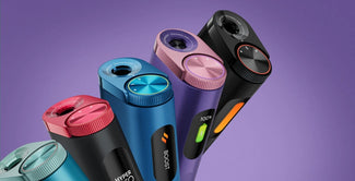 Cinco coloridas afeitadoras eléctricas con la parte superior de diferentes colores se muestran en posición vertical sobre un fondo morado, exhibiendo un diseño moderno y diales de ajuste circulares texturizados en cada dispositivo.