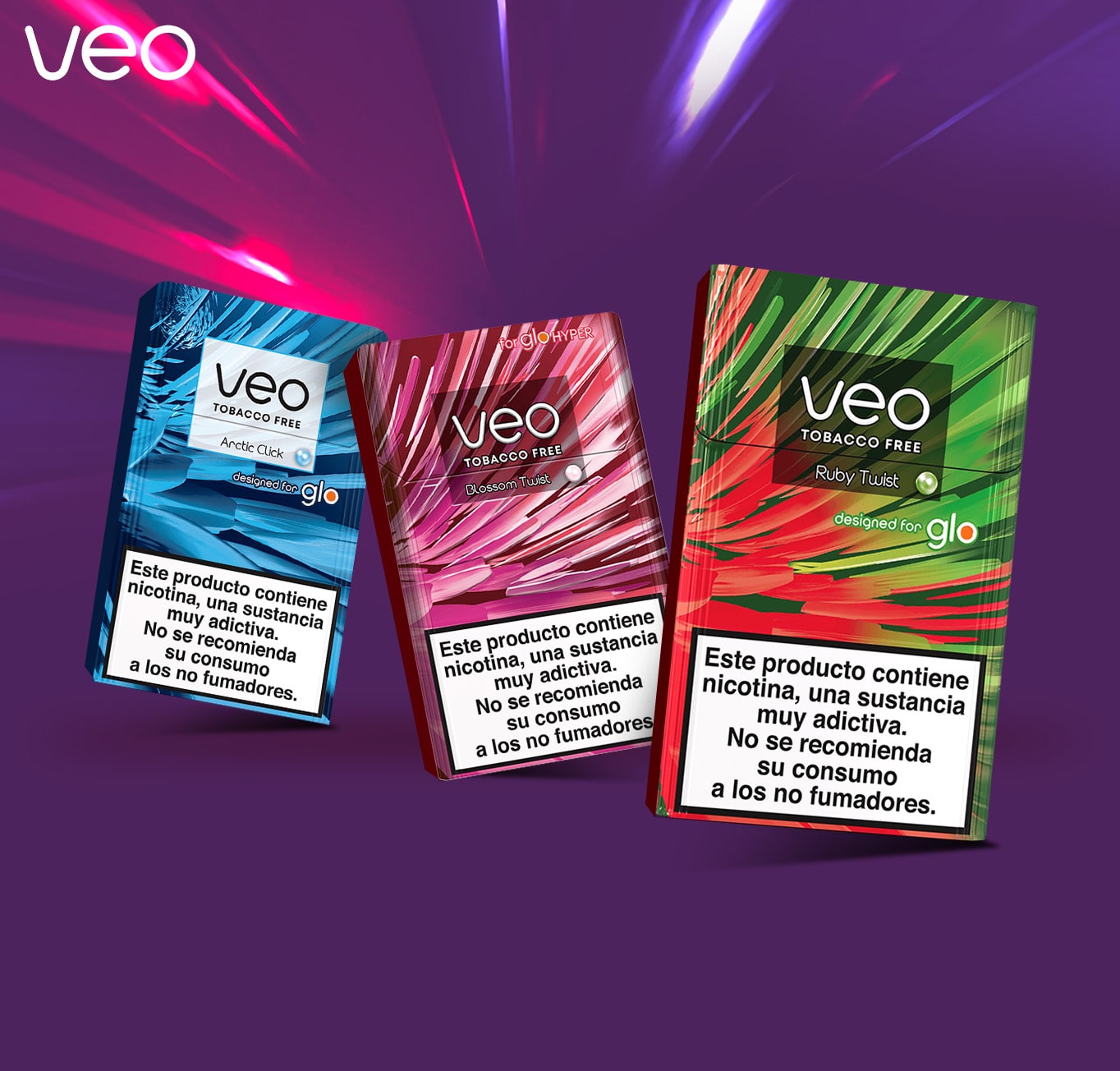 Tres coloridos paquetes de productos de nicotina sin tabaco Veo -azul, rojo y verde- se muestran sobre un fondo púrpura vibrante y abstracto con rayas brillantes. Cada paquete tiene una etiqueta de advertencia de nicotina en la parte inferior.